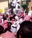 بالفيديو: تدافع وتسلق للأبواب الحديدية أمام جوازات الرياض