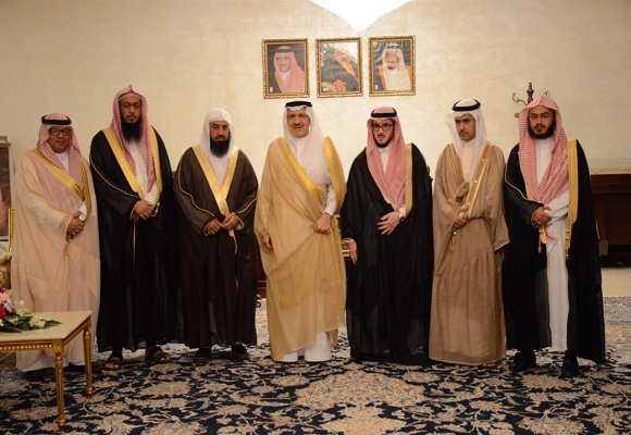 أمير المنطقة يستقبل رئيس وأعضاء الجمعية الخيرية للتوعية بأضرار التدخين والمخدرات