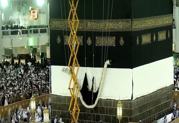 الكعبة المشرفة تكتسي بثوبها الجديد فجر اليوم