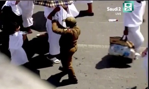لقطه طريفه بين احد رجال الامن وطفل في صعيد عرفات