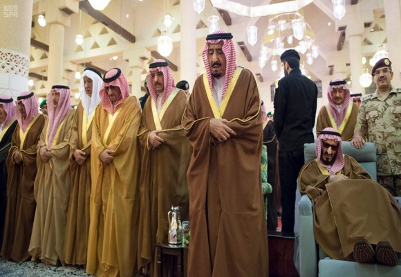 خادم الحرمين الشريفين يؤدي صلاة الميت على صاحب السمو الملكي الأمير تركي بن عبدالعزيز آل سعود - رحمه الله -