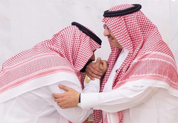 بالفيديو.. لحظة مبايعة محمد بن نايف للأمير محمد بن سلمان