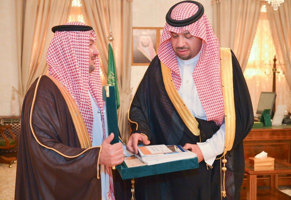 أمير الحدود الشمالية يستقبل مدير فرع الهيئة العامة للإحصاء بالمنطقة
