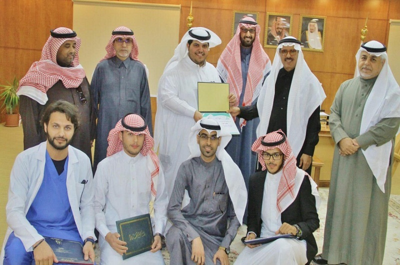 مدير جامعة الحدود الشمالية يكرم طلاب الجامعة الحاصلين على المراكز الأولى في الأنشطة الطلابية على مستوى جامعات المملكة