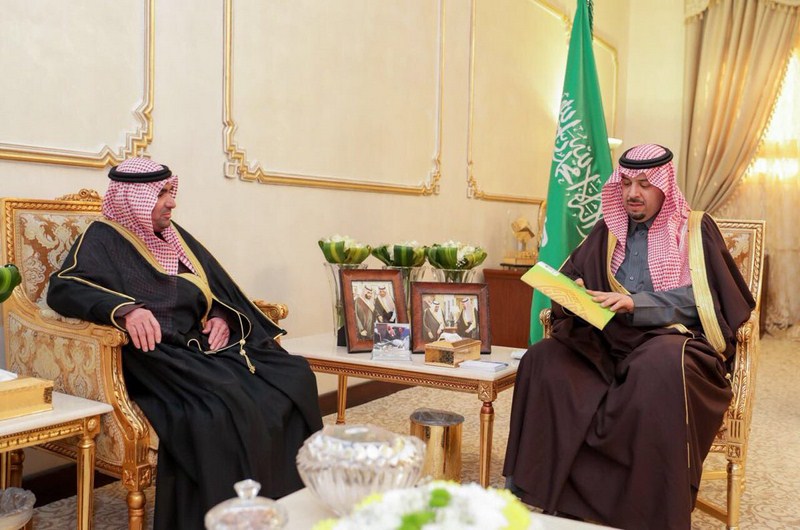 سمو أمير المنطقة يستقبل مدير فرع هيئة الزكاة والدخل بالمنطقة