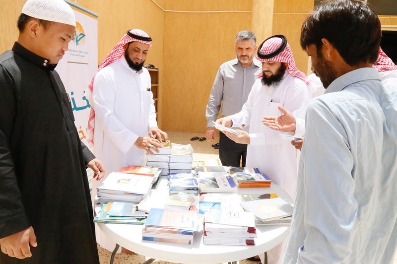 بالصور .. تعاوني رفحاء يقيم معرضاً دعويًا للجاليات بعد صلاة الجمعة بجامع الأحمد