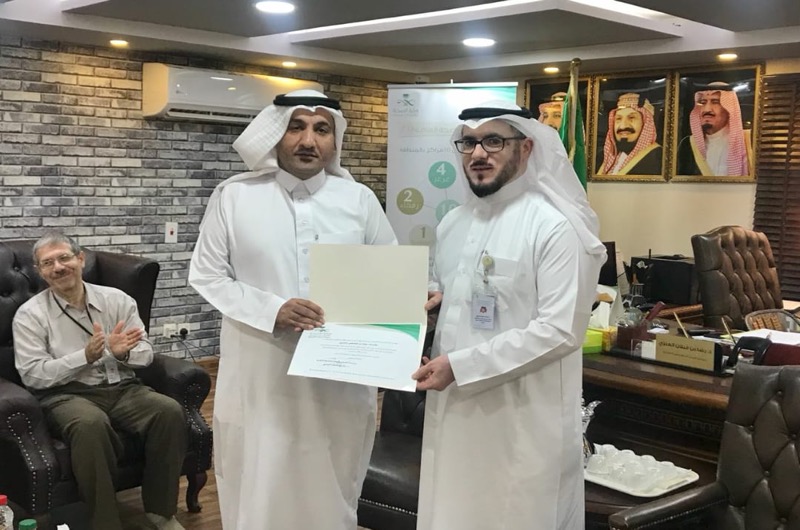 المساعد للصحة العامة يكرم احد المتميزين في إدارة الصحة العامة