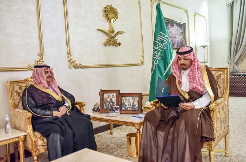أمير الحدود الشمالية يستقبل مدير فرع البريد السعودي بالمنطقة