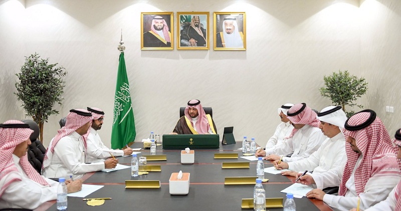 أمير الحدود الشمالية يجتمع بوكلاء الإمارة والمحافظين والقيادات الإدارية