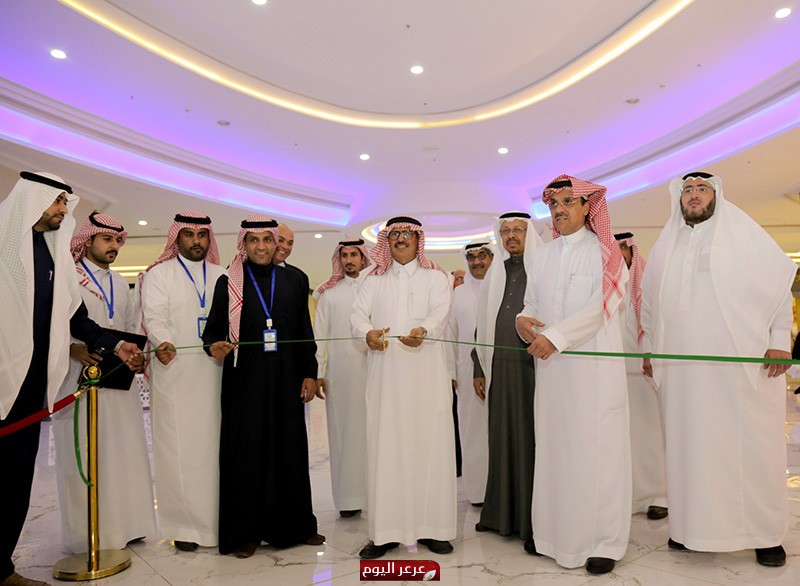 مدير جامعة الشمالية يفتتح معرض كلية إدارة الأعمال ومركز رواد الشمال بعرعر مول