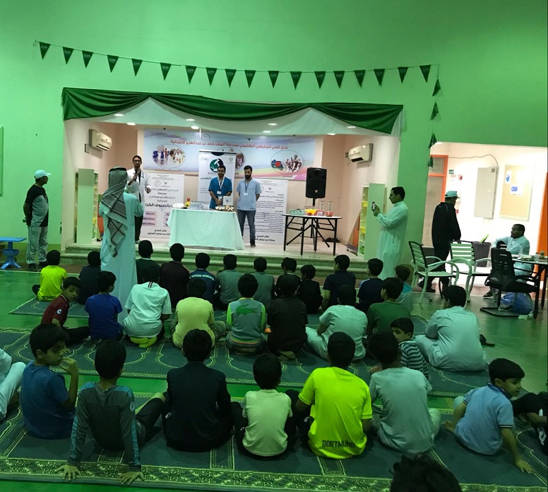 نادي الحيّ الترفيهي التعليمي بمدرسة الملك خالد بعرعر ينظم برنامجاً صحياً للطلاب