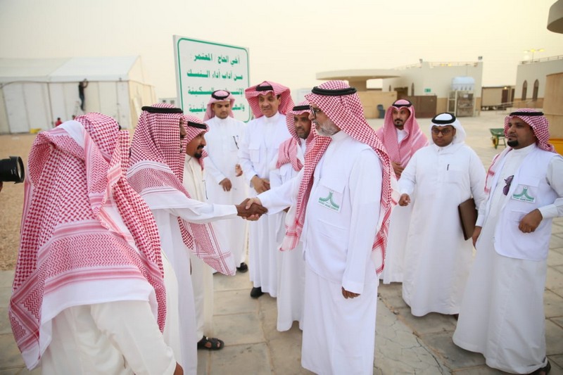 مدير جامعة الحدود الشمالية يتفقد جناح الجامعة لخدمة ضيوف الرحمن بمنفذ جديدة عرعر