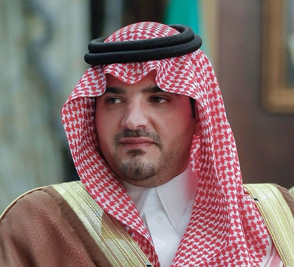 بعد أن رفض مبلغاً من حاجّة .. وزير الداخلية يقدم ١٠٠ ألف ريال وسيارة للطالب