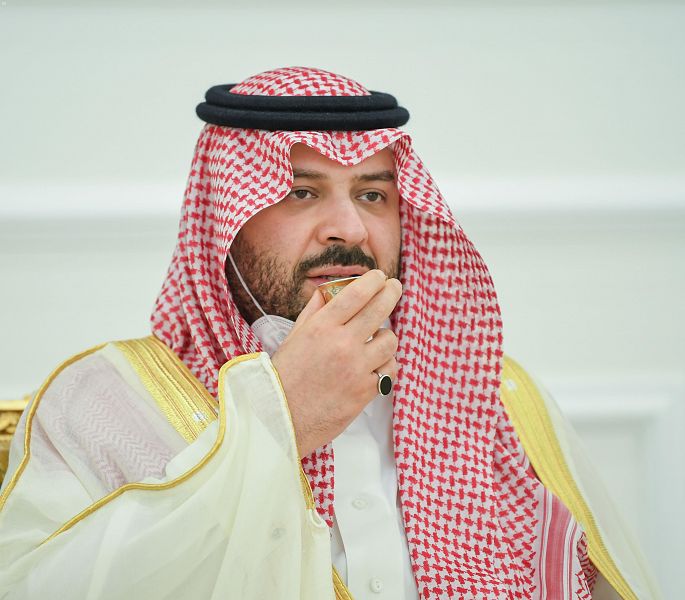 سمو أمير منطقة الحدود الشمالية يستقبل المهنئين بعيد الأضحى من أصحاب الفضيلة ومديري الإدارات الحكومية