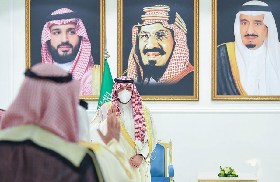 سمو أمير الحدود الشمالية يستقبل شيوخ القبائل وأعضاء مجلس المنطقة والمجالس البلدية المهنئين بعيد الأضحى المبارك