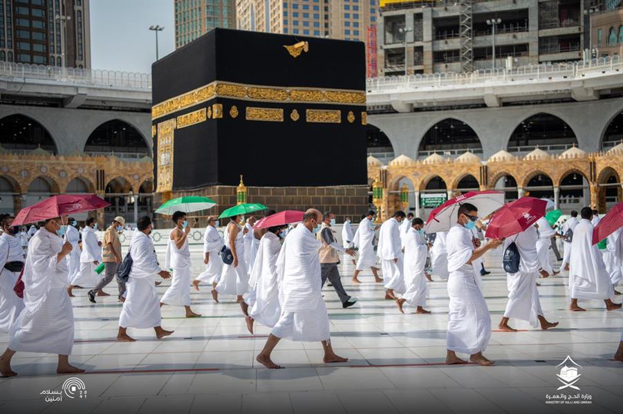 حجاج بيت الله الحرام يؤدون طواف الإفاضة