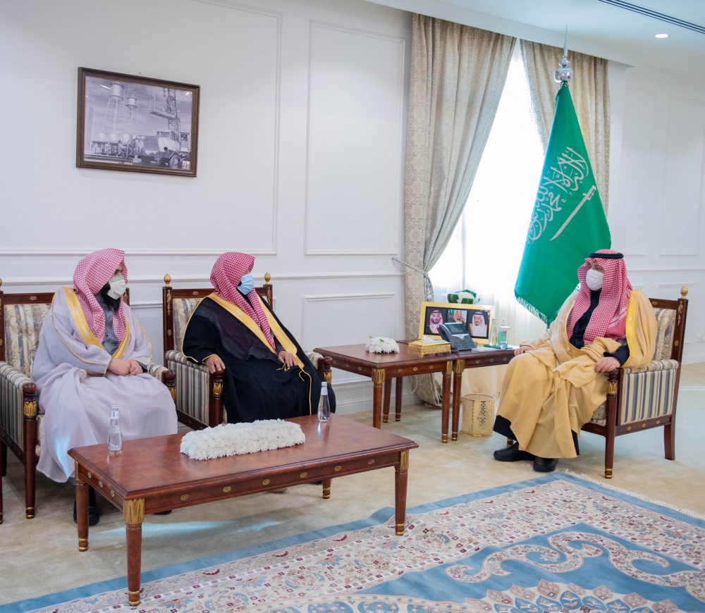 سمو أمير الحدود الشمالية يستقبل رئيس المحكمة العامة برفحاء وعدداً من القضاة