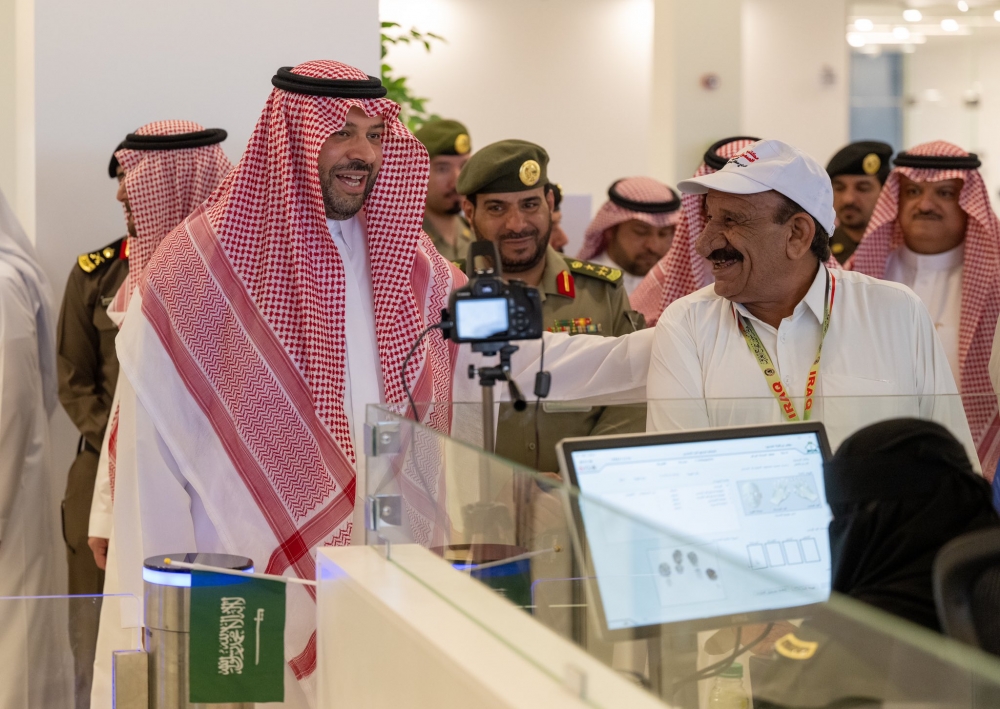 سمو أمير الحدود الشمالية يتفقد منفذ جديدة عرعر ويستقبل الحجاج العراقيين