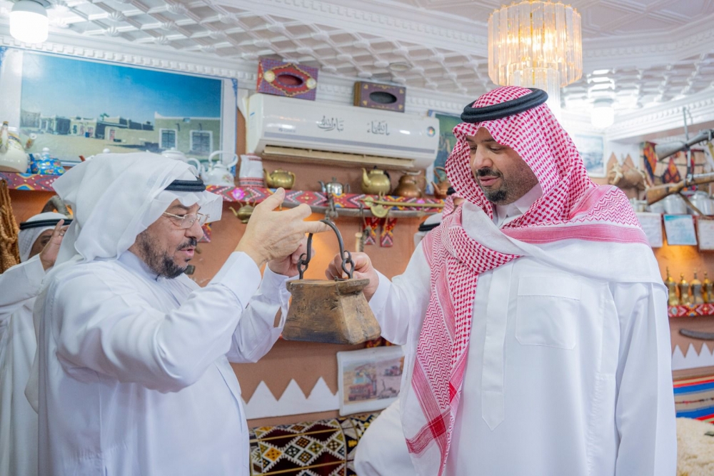 سمو الأمير فيصل بن خالد بن سلطان يزور متحفي العنزي والرويلي بمدينة عرعر 