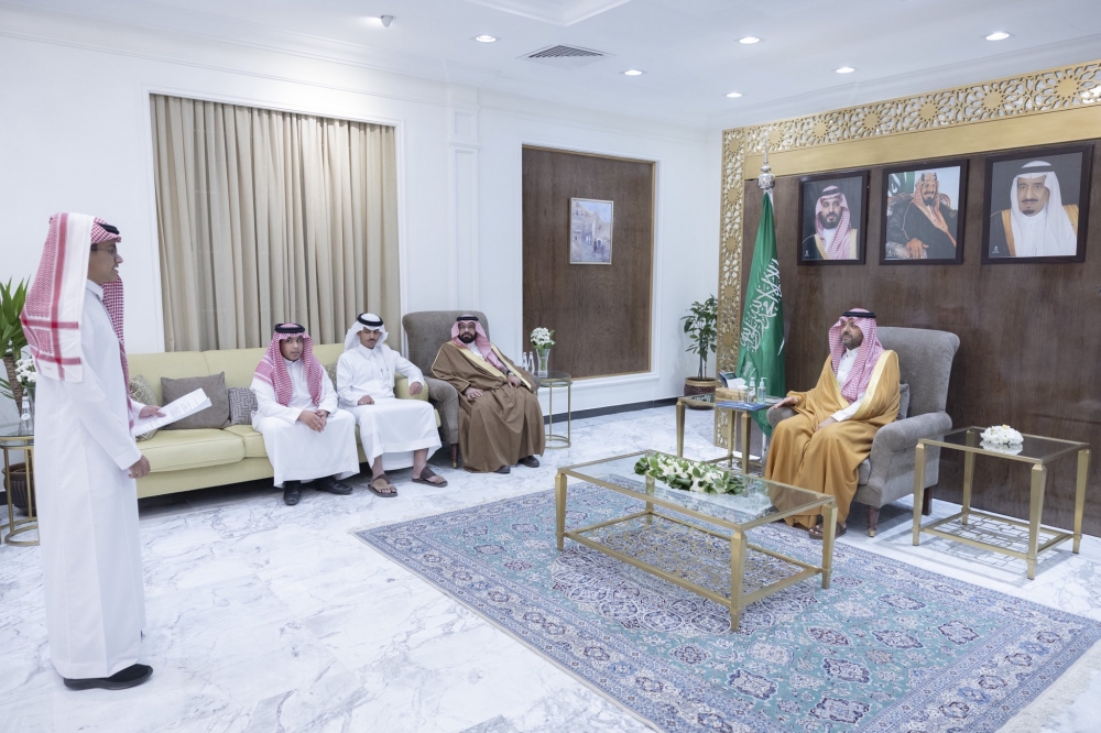 الأمير فيصل بن خالد بن سلطان يستقبل طلاب وطالبات