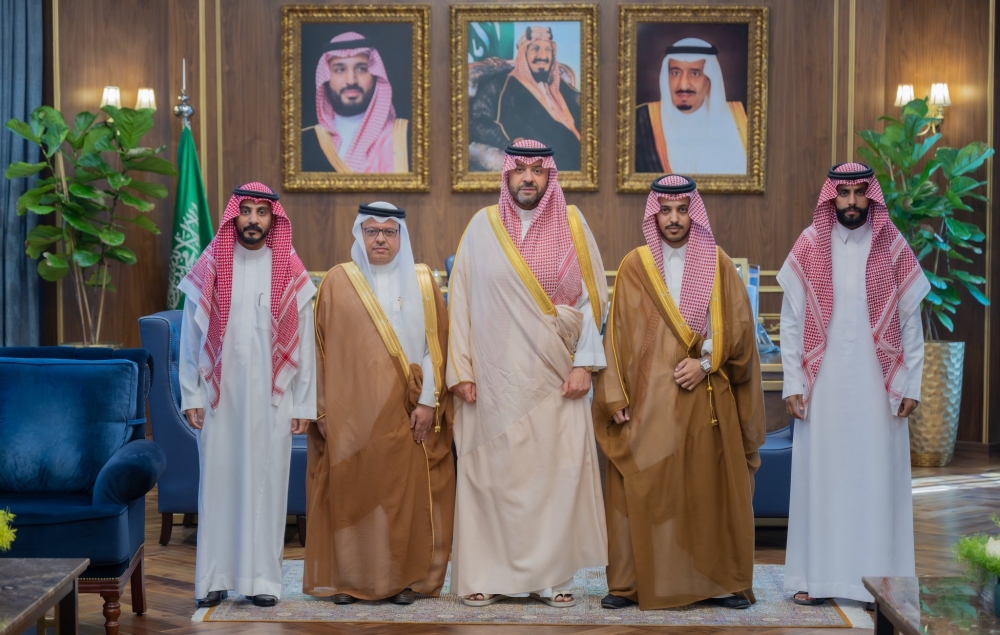 الأمير فيصل بن خالد بن سلطان يستقبل رئيس نادي عرعر الرياضي وأعضاء مجلس الإدارة