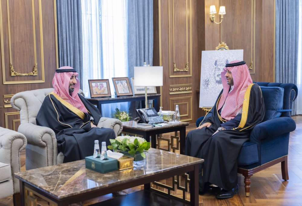 سمو أمير الحدود الشمالية يستقبل الرئيس التنفيذي لدارة الملك عبدالعزيز ويشهد توقيع اتفاقيتين