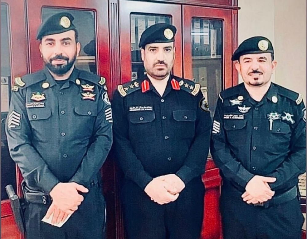 مدير الأمن العام يكرّم منسوبي دوريات الأمن برفحاء بمكافأة مالية نظير تميزهم الأمني