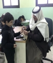 حرصا على سلامتهم .. معلم بعرعر يفحص الطلاب المصابين بداء السكري بشكل يومي