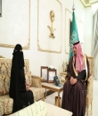 سمو الأمير فيصل بن خالد بن سلطان يتسلم نسخة من رسالة الماجستير 