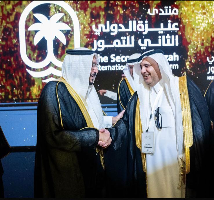 رجل الاعمال الأستاذ نواف مزعل الذايدي يحضر منتدى عنيزة للتمور ويلتقي بسمو أمير منطقة القصيم