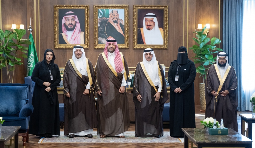 سمو أمير منطقة الحدود الشمالية يستقبل رئيس وأعضاء نادي المسؤولية الاجتماعية