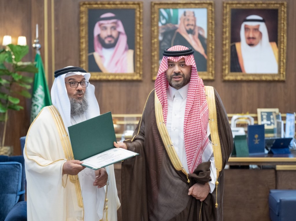 الأمير فيصل بن خالد بن سلطان يكرّم مواطنًا تبرّع بالدم 131 مرة في مدينة عرعر