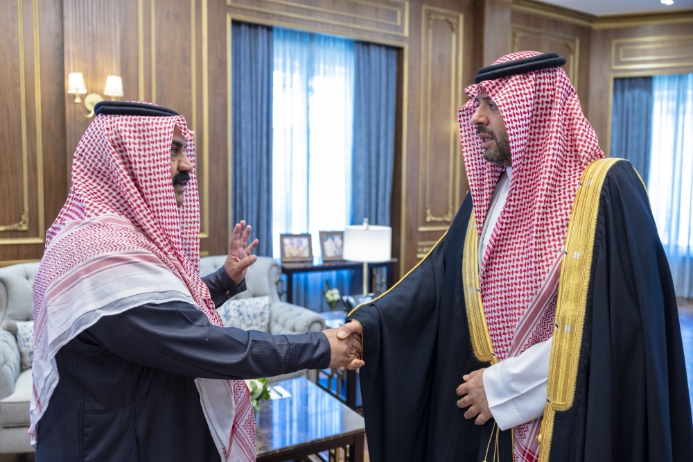 سمو أمير منطقة الحدود الشمالية يواسي أسرة الطفلة المتوفاة سمر الحازمي